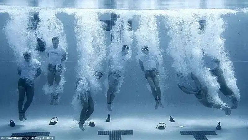 Drown-proofing: De Tegenstrijdige Les in de Navy SEAL-training