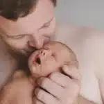 Waarom vaders huid-op-huidcontact met hun baby's nodig hebben